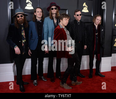 (L-R) musicisti Matthan Minster, Nick Bockrath, Daniel Tichenor, Matt Shultz, Brad Shultz e Jared campione della gabbia l'Elefante arrivare per la 59th Annual Grammy Awards tenutosi presso Staples Center a Los Angeles il 12 febbraio 2017. Foto di Jim Ruymen/UPI Foto Stock