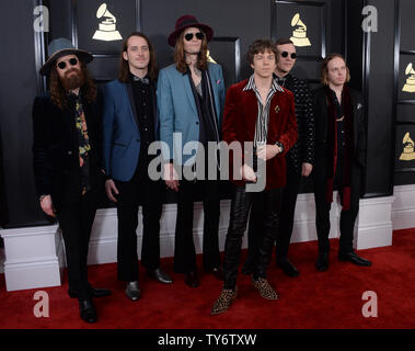 (L-R) musicisti Matthan Minster, Nick Bockrath, Daniel Tichenor, Matt Shultz, Brad Shultz e Jared campione della gabbia l'Elefante arrivare per la 59th Annual Grammy Awards tenutosi presso Staples Center a Los Angeles il 12 febbraio 2017. Foto di Jim Ruymen/UPI Foto Stock