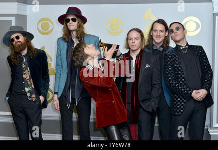 (L-R) musicisti Matthan Minster, Daniel Tichenor, Matt Shultz, Jared Champion, Nick Bockrath, e Brad Shultz di gabbia l'Elefante appaiono dietro le quinte con i loro award per il miglior Album rock per 'Tell me sto abbastanza' durante la 59th Annual Grammy Awards tenutosi presso Staples Center a Los Angeles il 12 febbraio 2017. Foto di Christine masticare/UPI Foto Stock