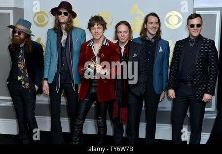 (L-R) musicisti Matthan Minster, Daniel Tichenor, Matt Shultz, Jared Champion, Nick Bockrath, e Brad Shultz di gabbia l'Elefante appaiono dietro le quinte con i loro award per il miglior Album rock per 'Tell me sto abbastanza' durante la 59th Annual Grammy Awards tenutosi presso Staples Center a Los Angeles il 12 febbraio 2017. Foto di Christine masticare/UPI Foto Stock