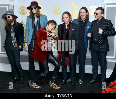 (L-R) musicisti Matthan Minster, Daniel Tichenor, Matt Shultz, Jared Champion, Nick Bockrath, e Brad Shultz di gabbia l'Elefante appaiono dietro le quinte con i loro award per il miglior Album rock per 'Tell me sto abbastanza' durante la 59th Annual Grammy Awards tenutosi presso Staples Center a Los Angeles il 12 febbraio 2017. Foto di Christine masticare/UPI Foto Stock