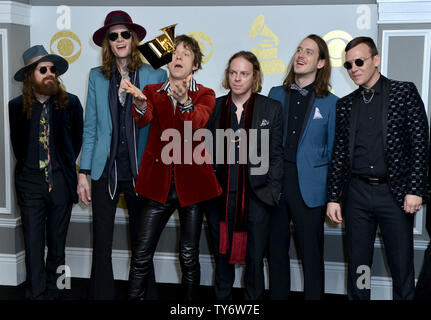 (L-R) musicisti Matthan Minster, Daniel Tichenor, Matt Shultz, Jared Champion, Nick Bockrath, e Brad Shultz di gabbia l'Elefante appaiono dietro le quinte con i loro award per il miglior Album rock per 'Tell me sto abbastanza' durante la 59th Annual Grammy Awards tenutosi presso Staples Center a Los Angeles il 12 febbraio 2017. Foto di Christine masticare/UPI Foto Stock