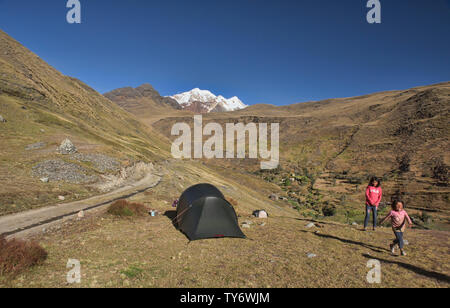 Il camp in alto Ande lungo la cordigliera Real traversa, Bolivia Foto Stock