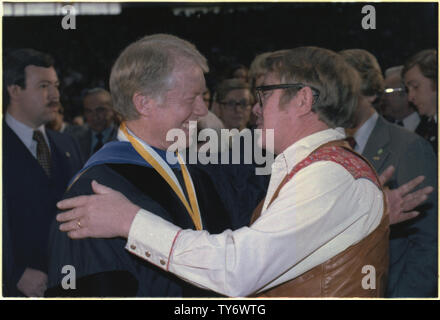 Jimmy Carter saluta il suo fratello, Billy Carter, all'inizio cerimonie presso il Georgia Institute of Technology di Atlanta, GA. Foto Stock