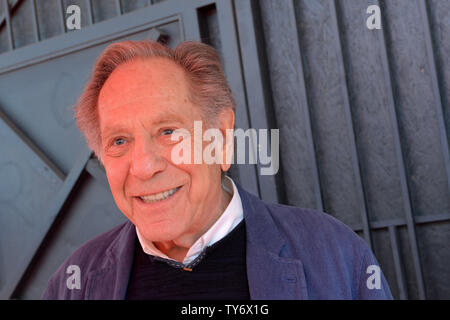 Attore George Segal viene intervistato dopo una cerimonia in onore di lui con la 2,062nd stella sulla Hollywood Walk of Fame a Los Angeles il 14 febbraio 2017. Foto di Jim Ruymen/UPI Foto Stock