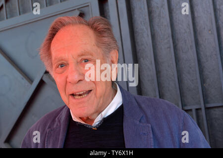 Attore George Segal viene intervistato dopo una cerimonia in onore di lui con la 2,062nd stella sulla Hollywood Walk of Fame a Los Angeles il 14 febbraio 2017. Foto di Jim Ruymen/UPI Foto Stock