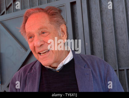 Attore George Segal viene intervistato dopo una cerimonia in onore di lui con la 2,062nd stella sulla Hollywood Walk of Fame a Los Angeles il 14 febbraio 2017. Foto di Jim Ruymen/UPI Foto Stock