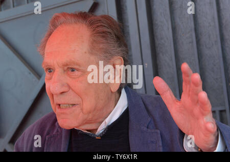 Attore George Segal viene intervistato dopo una cerimonia in onore di lui con la 2,062nd stella sulla Hollywood Walk of Fame a Los Angeles il 14 febbraio 2017. Foto di Jim Ruymen/UPI Foto Stock