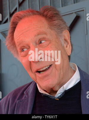 Attore George Segal viene intervistato dopo una cerimonia in onore di lui con la 2,062nd stella sulla Hollywood Walk of Fame a Los Angeles il 14 febbraio 2017. Foto di Jim Ruymen/UPI Foto Stock