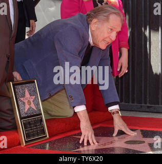 Attore George Segal tocca la sua stella nel corso di una cerimonia in onore di lui con la 2,062nd stella sulla Hollywood Walk of Fame a Los Angeles il 14 febbraio 2017. Foto di Jim Ruymen/UPI Foto Stock