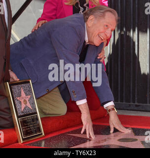 Attore George Segal tocca la sua stella durante una cerimonia di inaugurazione in onore di lui con la 2,062nd stella sulla Hollywood Walk of Fame a Los Angeles il 10 febbraio 2017. Foto di Jim Ruymen/UPI Foto Stock