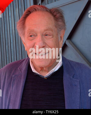 Attore George Segal viene intervistato dopo una cerimonia in onore di lui con la 2,062nd stella sulla Hollywood Walk of Fame a Los Angeles il 14 febbraio 2017. Foto di Jim Ruymen/UPI Foto Stock