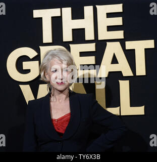 Attrice Helen Mirren assiste la premiere del motion picture fantasy thriller 'La grande parete' a TCL teatro cinese nella sezione di Hollywood di Los Angeles il 15 febbraio 2017. Storyline mercenari europei alla ricerca di polvere nera diventare coinvolto nella difesa della Grande Muraglia della Cina contro un orda di creature mostruose. Foto di Jim Ruymen/UPI Foto Stock