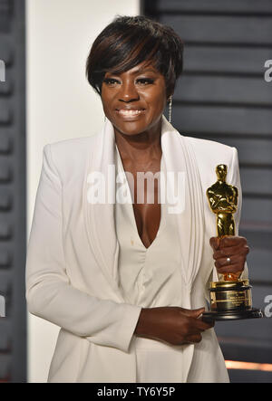 Viola Davis trattiene il suo Oscar per la migliore attrice non protagonista come ella assiste il Vanity Fair Oscar Party presso il Wallis Annenberg Center for the Performing Arts di Beverly Hills, la California il 26 febbraio 2017. Foto di Christine masticare/UPI Foto Stock