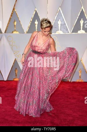 Scarlett Johansson arriva sul tappeto rosso per la 89Accademia annuale Premi al Teatro Dolby nella sezione di Hollywood di Los Angeles il 26 febbraio 2017. Foto di Kevin Dietsch/UPI Foto Stock
