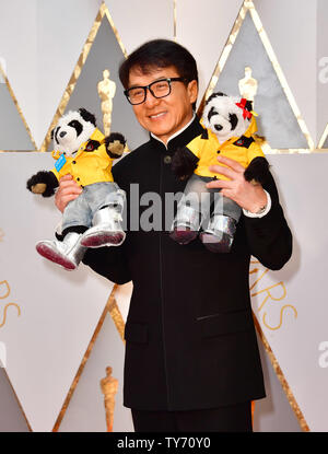 Jackie Chan arriva sul tappeto rosso per la 89Accademia annuale Premi al Teatro Dolby nella sezione di Hollywood di Los Angeles il 26 febbraio 2017. Foto di Kevin Dietsch/UPI Foto Stock