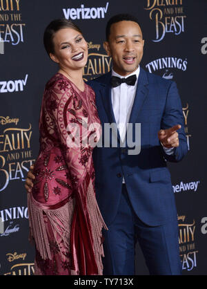 Modello Chrissy Teigen e cantante John Legend assistere alla premiere di Motion Picture romantica fantasia musicale "La Bella e la bestia" al El Capitan Theater di Hollywood sezione di Los Angeles il 2 marzo 2017. Trama: un giovane principe, imprigionato sotto forma di una bestia, può essere liberato solo da vero amore. Che cosa può essere la sua unica opportunità arriva quando incontra belle, l'unica ragazza umana mai a visitare il castello poiché è stato incantato. Foto di Jim Ruymen/UPI Foto Stock