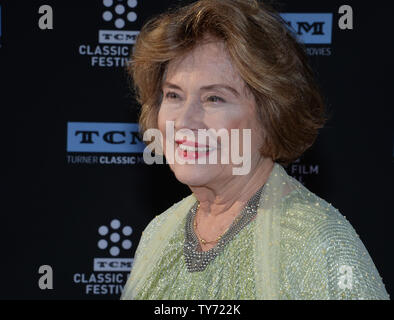 L'attrice Diane Baker assiste il cinquantesimo anniversario di screening " per il calore della notte' durante la serata di apertura del TCM Classic Film Festival a TCL teatro cinese nella sezione di Hollywood di Los Angeles il 6 aprile 2017. Foto di Jim Ruymen/UPI Foto Stock