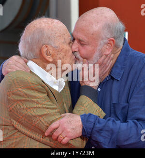 Attori e registi Carl Reiner (L) e Rob Reiner partecipare a un padre e figlio a doppio lato e cerimonia di impronta immortalando in piazzale di TCL teatro cinese (in precedenza Grauman's) nella sezione di Hollywood di Los Angeles il 7 aprile 2017. Foto di Jim Ruymen/UPI Foto Stock