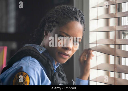 Data di rilascio: ottobre 25, 2019 Titolo: Nero e Blu STUDIO: Screen Gems direttore: Deon Taylor trama: 'nero e blu " è un thriller d'azione circa un poliziotto (Naomie Harris), che inavvertitamente cattura l'assassinio di un giovane spacciatore di droga sul suo corpo di camma. STARRING: Naomie Harris come Alicia West. (Credito Immagine: © Screen Gems/Entertainment Immagini) Foto Stock