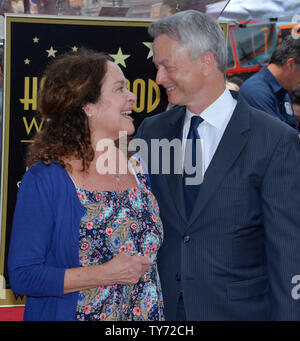 Attore e regista Gary Sinise è affiancato dalla moglie Moira Harris durante una cerimonia di inaugurazione in onore di lui con la 2,606th della stella sulla Hollywood Walk of Fame a Los Angeles il 17 aprile 2017. Foto di Jim Ruymen/UPI Foto Stock