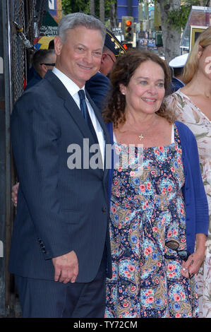 Attore e regista Gary Sinise è affiancato dalla moglie Moira Harris durante una cerimonia di inaugurazione in onore di lui con la 2,606th della stella sulla Hollywood Walk of Fame a Los Angeles il 17 aprile 2017. Foto di Jim Ruymen/UPI Foto Stock