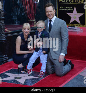 Attore Chris Pratt è affiancato dalla moglie, attrice Anna Faris e il loro figlio Jack durante una cerimonia di inaugurazione in onore di lui con la 2,607th della stella sulla Hollywood Walk of Fame a Los Angeles il 21 aprile 2017. Foto di Jim Ruymen/UPI Foto Stock