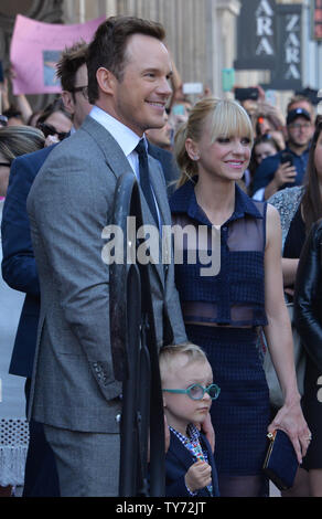 Attore Chris Pratt è affiancato dalla moglie, attrice Anna Faris e il loro figlio Jack durante una cerimonia di inaugurazione in onore di lui con la 2,607th della stella sulla Hollywood Walk of Fame a Los Angeles il 21 aprile 2017. Foto di Jim Ruymen/UPI Foto Stock