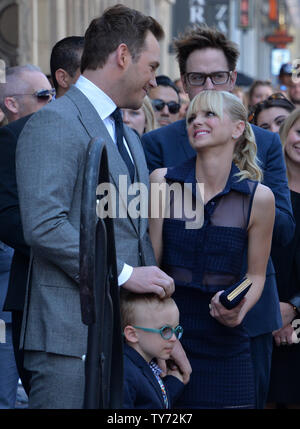 Attore Chris Pratt è affiancato dalla moglie, attrice Anna Faris e il loro figlio Jack durante una cerimonia di inaugurazione in onore di lui con la 2,607th della stella sulla Hollywood Walk of Fame a Los Angeles il 21 aprile 2017. Foto di Jim Ruymen/UPI Foto Stock