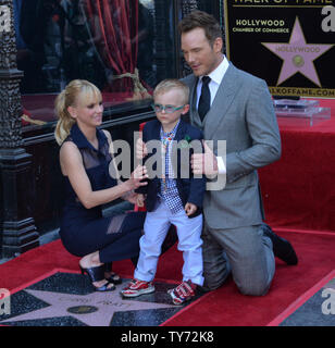 Attore Chris Pratt è affiancato dalla moglie, attrice Anna Faris e il loro figlio Jack durante una cerimonia di inaugurazione in onore di lui con la 2,607th della stella sulla Hollywood Walk of Fame a Los Angeles il 21 aprile 2017. Foto di Jim Ruymen/UPI Foto Stock