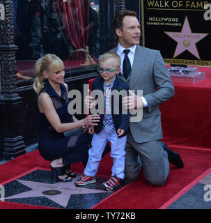 Attore Chris Pratt è affiancato dalla moglie, attrice Anna Faris e il loro figlio Jack durante una cerimonia di inaugurazione in onore di lui con la 2,607th della stella sulla Hollywood Walk of Fame a Los Angeles il 21 aprile 2017. Foto di Jim Ruymen/UPI Foto Stock