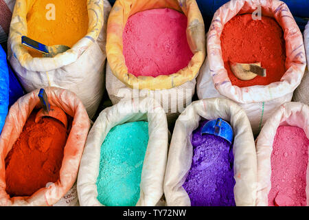 Sacchetti con polvere per verniciatura, che sono venduti in chiaro nella città di Chefchaouen. Il Marocco Foto Stock