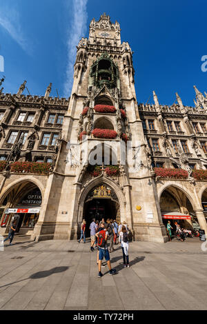 I turisti e i locali visitare il Neue Rathaus di Monaco di Baviera (Nuovo Municipio) XIX secolo in stile neo-gotico palazzo nella Marienplatz di München, Germania, Europa Foto Stock