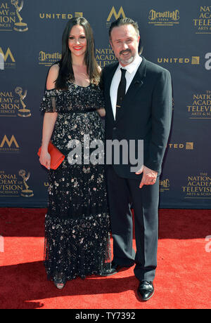 David Arquette e sua moglie Christina McLarty arrivano al 44th diurno annuale Emmy Awards a Pasadena Civic Auditorium di Pasadena, in California, il 30 aprile 2017. Foto di Christine masticare/UPI Foto Stock