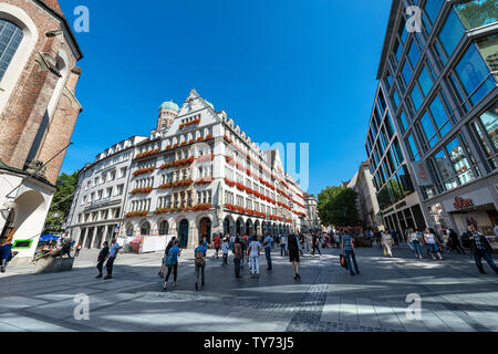 Edificio Zum Schonen Turm (la bella torre) Hirmer azienda negozio di moda nella Kaufinger Strasse vicino al Marienplatz. Monaco di Baviera, Germania Foto Stock