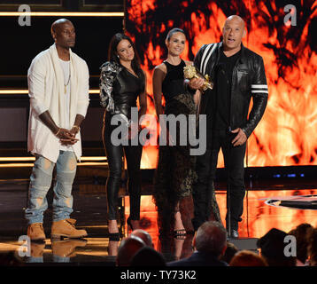 Attore Vin Diesel accetta la generazione di MTV Award per "The Fast and the Furious' di franchising sul palco con membri del cast Tyrese Gibson, Michelle Rodriguez e Jordana Brewster durante la MTV Movie & TV Awards presso lo Shrine Auditorium di Los Angeles il 7 maggio 2017. Sarà la ventiseiesima edizione dei premi, e per la prima volta presente onori per lavorare in televisione come pure cinema. Foto di Jim Ruymen/UPI Foto Stock