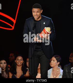 TV personality Trevor Noah accetta il premio per il miglior Host sul palco durante il MTV Movie & TV Awards presso lo Shrine Auditorium di Los Angeles il 7 maggio 2017. Sarà la ventiseiesima edizione dei premi, e per la prima volta presente onori per lavorare in televisione come pure cinema. Foto di Jim Ruymen/UPI Foto Stock