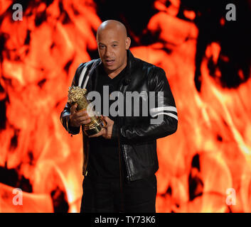 Attore Vin Diesel accetta la generazione di MTV Award per "The Fast and the Furious' di franchising sul palco durante il MTV Movie & TV Awards presso lo Shrine Auditorium di Los Angeles il 7 maggio 2017. Sarà la ventiseiesima edizione dei premi, e per la prima volta presente onori per lavorare in televisione come pure cinema. Foto di Jim Ruymen/UPI Foto Stock