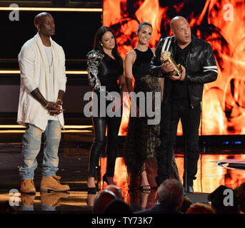 Attore Vin Diesel accetta la generazione di MTV Award per "The Fast and the Furious' di franchising sul palco con membri del cast Tyrese Gibson, Michelle Rodriguez e Jordana Brewster durante la MTV Movie & TV Awards presso lo Shrine Auditorium di Los Angeles il 7 maggio 2017. Sarà la ventiseiesima edizione dei premi, e per la prima volta presente onori per lavorare in televisione come pure cinema. Foto di Jim Ruymen/UPI Foto Stock