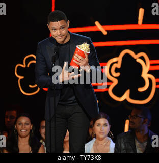 TV personality Trevor Noah accetta il premio per il miglior Host sul palco durante il MTV Movie & TV Awards presso lo Shrine Auditorium di Los Angeles il 7 maggio 2017. Sarà la ventiseiesima edizione dei premi, e per la prima volta presente onori per lavorare in televisione come pure cinema. Foto di Jim Ruymen/UPI Foto Stock