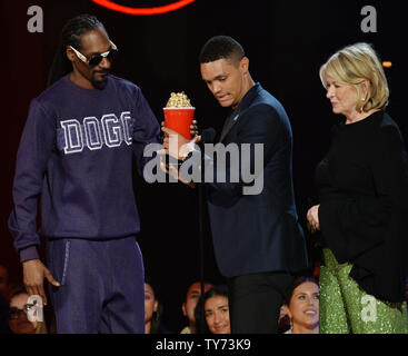 TV personality Trevor Noah accetta il premio per il miglior Host da presentatori Snoop Dogg e Martha Stewart sul palco durante il MTV Movie & TV Awards presso lo Shrine Auditorium di Los Angeles il 7 maggio 2017. Sarà la ventiseiesima edizione dei premi, e per la prima volta presente onori per lavorare in televisione come pure cinema. Foto di Jim Ruymen/UPI Foto Stock