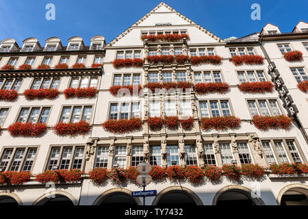 Edificio Zum Schonen Turm (la bella torre) Hirmer azienda negozio di moda nella Kaufinger Strasse vicino al Marienplatz. Monaco di Baviera, Germania Foto Stock