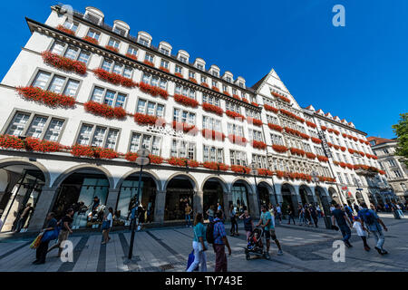 Edificio Zum Schonen Turm (la bella torre) Hirmer azienda negozio di moda nella Kaufinger Strasse vicino al Marienplatz. Monaco di Baviera, Germania Foto Stock