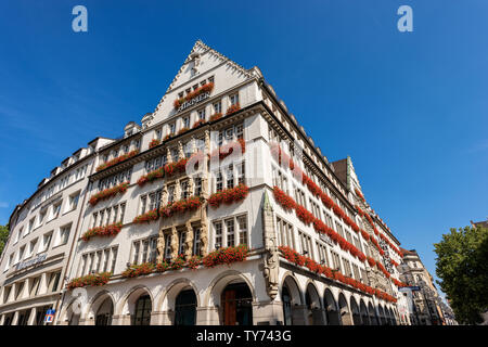 Edificio Zum Schonen Turm (la bella torre) Hirmer azienda negozio di moda nella Kaufinger Strasse vicino al Marienplatz. Monaco di Baviera, Germania Foto Stock