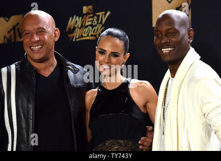 (L-R) attori Vin Diesel, Jordana Brewster e Tyrese Gibson appaiono dietro le quinte durante la MTV Movie & TV Awards presso lo Shrine Auditorium di Los Angeles il 7 maggio 2017. Sarà la ventiseiesima edizione dei premi, e per la prima volta presente onori per lavorare in televisione come pure cinema. Foto di Christine masticare/UPI Foto Stock