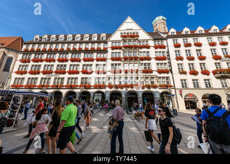 Edificio Zum Schonen Turm (la bella torre) Hirmer azienda negozio di moda nella Kaufinger Strasse vicino al Marienplatz. Monaco di Baviera, Germania Foto Stock