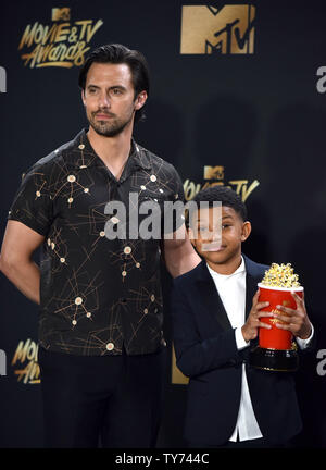 Attori Milo Ventimiglia e Lonnie Chavis appaiono dietro le quinte con il Tearjerker award per le loro prestazioni in 'Questo è noi' durante la MTV Movie & TV Awards presso lo Shrine Auditorium di Los Angeles il 7 maggio 2017. Sarà la ventiseiesima edizione dei premi, e per la prima volta presente onori per lavorare in televisione come pure cinema. Foto di Christine masticare/UPI Foto Stock