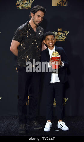 Attori Milo Ventimiglia e Lonnie Chavis appaiono dietro le quinte con il Tearjerker award per le loro prestazioni in 'Questo è noi' durante la MTV Movie & TV Awards presso lo Shrine Auditorium di Los Angeles il 7 maggio 2017. Sarà la ventiseiesima edizione dei premi, e per la prima volta presente onori per lavorare in televisione come pure cinema. Foto di Christine masticare/UPI Foto Stock