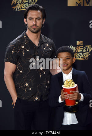 Attori Milo Ventimiglia e Lonnie Chavis appaiono dietro le quinte con il Tearjerker award per le loro prestazioni in 'Questo è noi' durante la MTV Movie & TV Awards presso lo Shrine Auditorium di Los Angeles il 7 maggio 2017. Sarà la ventiseiesima edizione dei premi, e per la prima volta presente onori per lavorare in televisione come pure cinema. Foto di Christine masticare/UPI Foto Stock