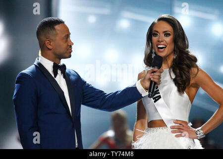 Miss Alaska USA, Alyssa Londra risponde a una domanda sul palco durante il 2017 Miss USA la concorrenza, Mandalay Bay Resort and Casino il 14 maggio 2017. Foto di James Atoa/UPI Foto Stock